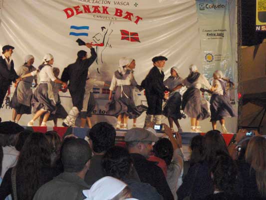 Dantzaris de Las Heras en Canuelas 2011 01