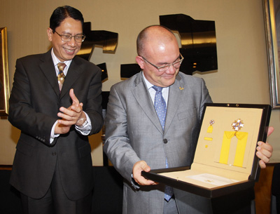 El rector de la UPV-EHU recibe la medalla presidencial del Mérito de Filipinas