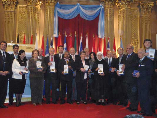 La Asociación Euskal Echea recibe una distinción en el marco de los festejos por el día del inmigrante 2010 02